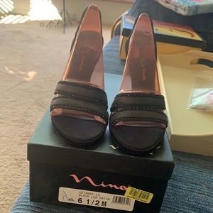 Black size 6.5 Nina 4” heals